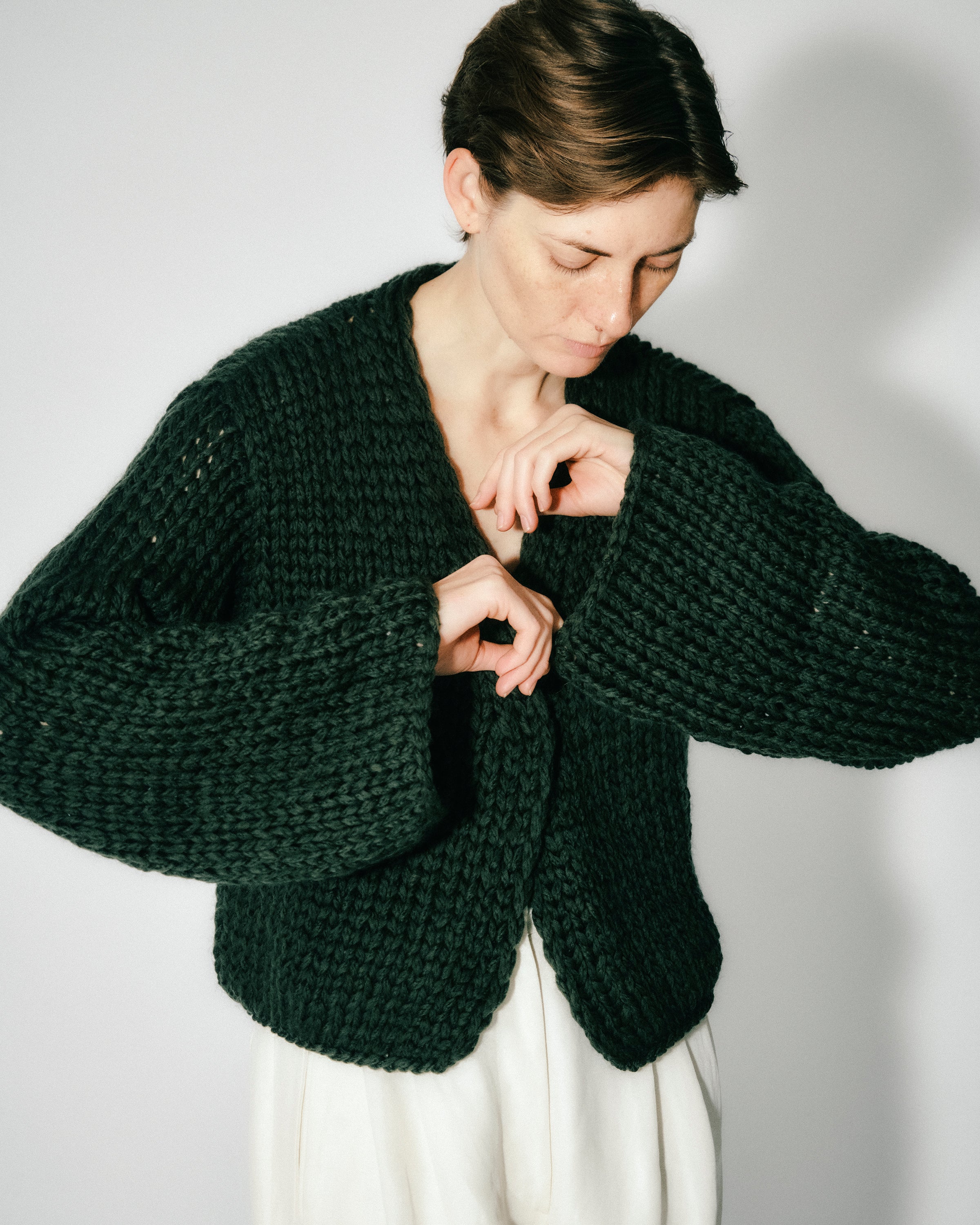 Klassischer Pullover mit V-Ausschnitt aus Merinowolle in Hellrosa